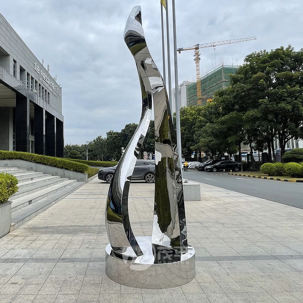 Stainless steel large twisted sculpture for outdoor decoration - Image 3