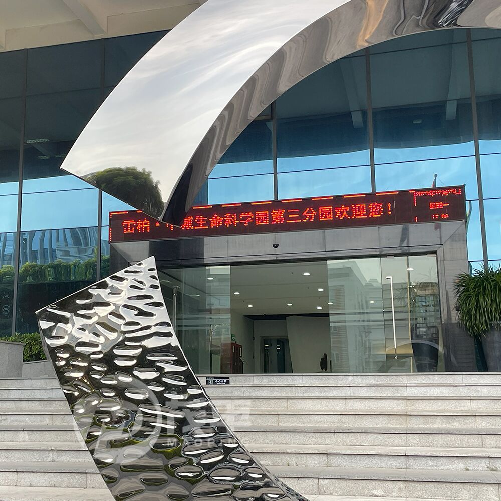 Creative large stainless steel C letter sculpture with warp circle shpae for pool decoration - Image 2