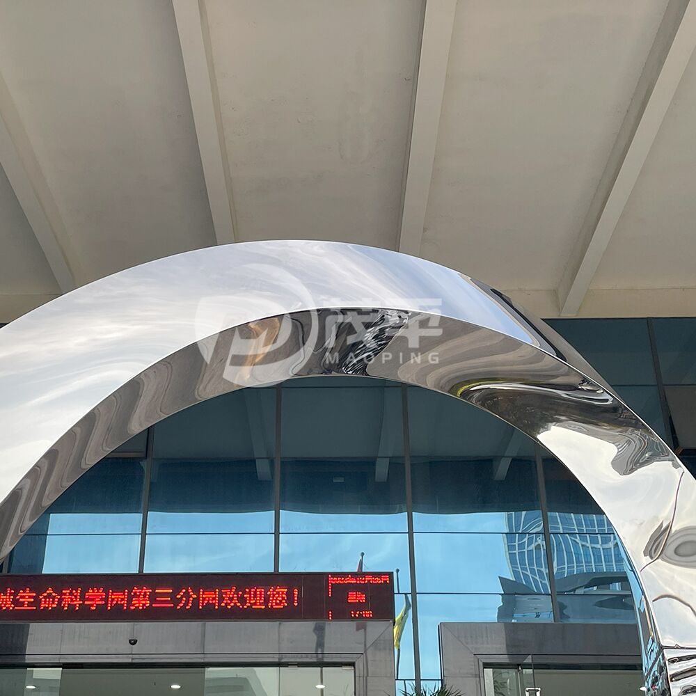 Creative large stainless steel C letter sculpture with warp circle shpae for pool decoration - Image 3