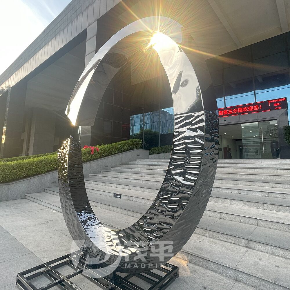 Creative large stainless steel C letter sculpture with warp circle shpae for pool decoration - Image 4